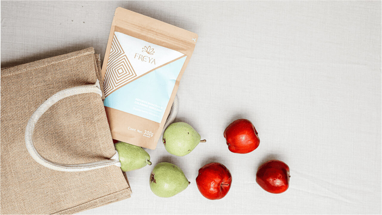 Producto Freya y Manzanas saliendo de bolsa ecologica