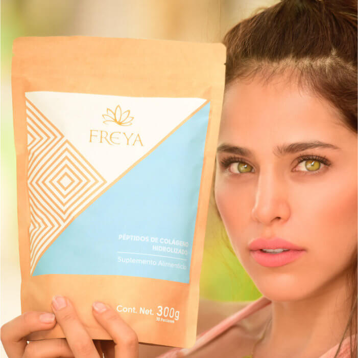 Freya sostenido por mujer